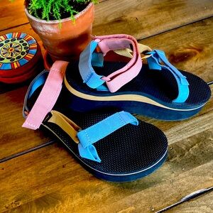 Teva Tech Flatform 7 HTF Colorway VGUC. Daughter outgrew. From Urban Outfitters